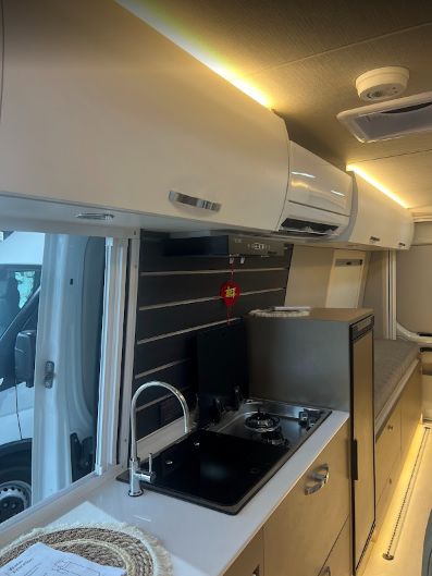 I travel 車內流理台、爐具與上方收納櫃